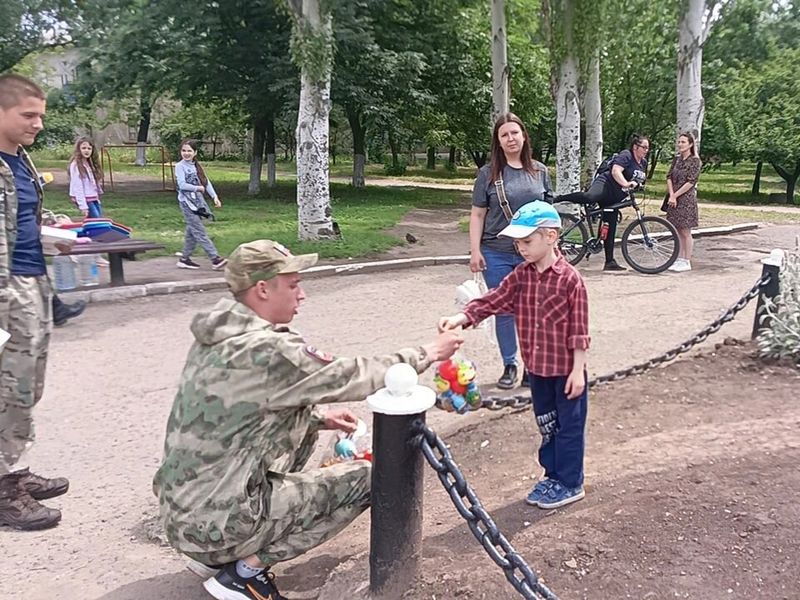 Раздача детских игрушек самым маленьким жителям города.