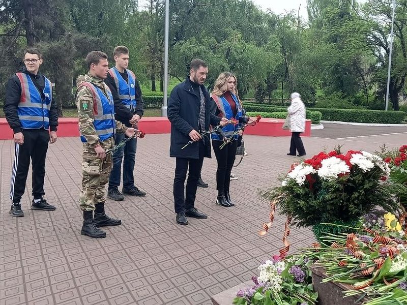 Народная Дружина города Енакиево возложила цветы к памятному мемориалу воинам погибшим во времена Великой Отечественной войны.