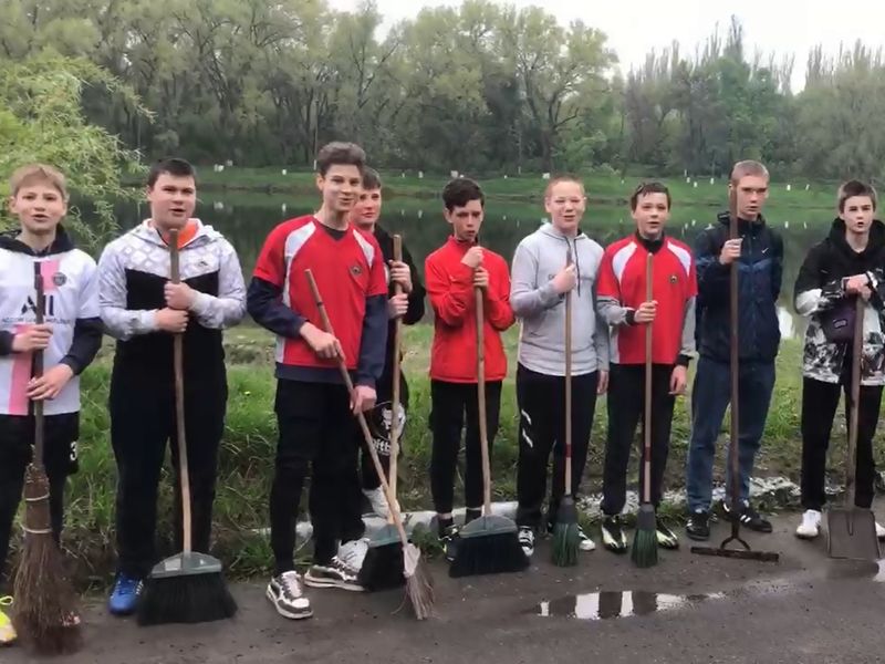 На территории парка-сада в районе стадиона «Металлург» в рамках Всероссийской акции «ТРУДКРУТ» состоялся субботник.