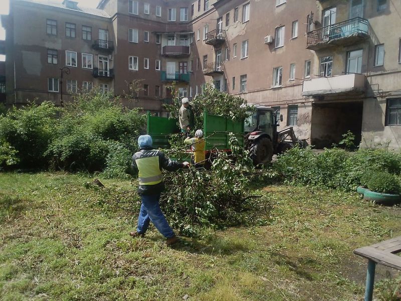 МУП города Енакиево были выполнены мероприятия по приведению в надлежащее санитарное состояние территорий.