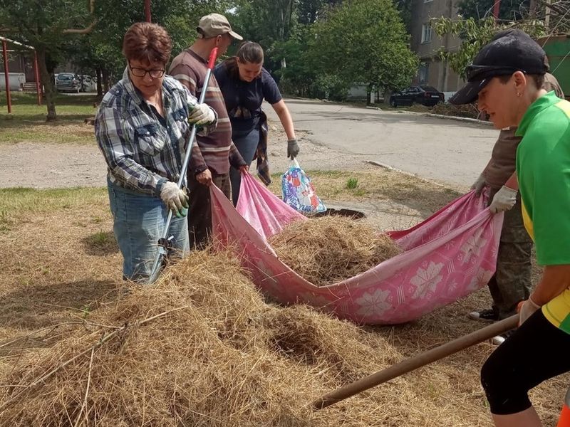 МУП города Енакиево были выполнены мероприятия по приведению в надлежащее санитарное состояние территорий.
