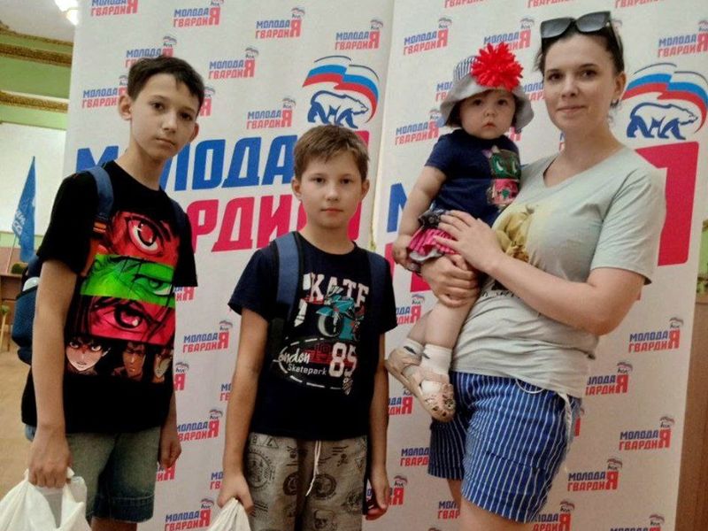 Молодежь передала гуманитарные наборы нуждающимся.