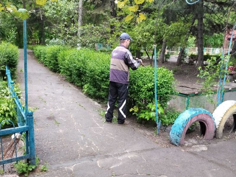 Прошел субботник по уборке парка «Трудовой десант лицом к природе».