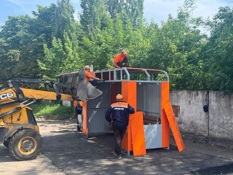 Дорожники Ленобласти установили в Енакиево автопавильоны.