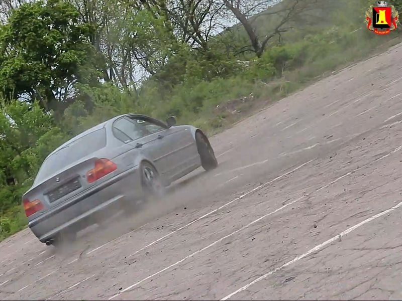 В Енакиево состоялись соревнования по автослалому в честь Дня Донецкой Народной Республики.