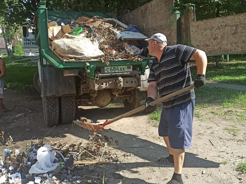 МУП города Енакиево были выполнены мероприятия по приведению  в надлежащее санитарное состояние территорий.