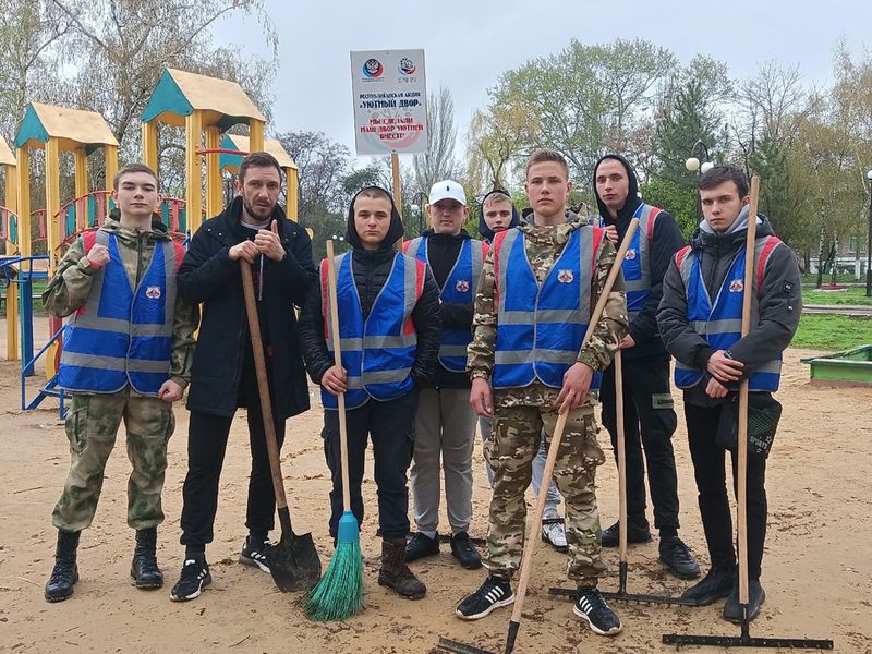 Активисты местного штаба Народной Дружины города Енакиево, приняли участие в акции &quot;Уютный Двор&quot;.