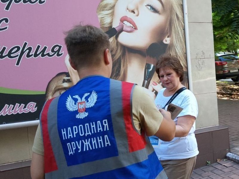 В Енакиево продолжается активное информирование горожан, путем распространения выпуска газеты «ДОНЕЦКАЯ РЕСПУБЛИКА».