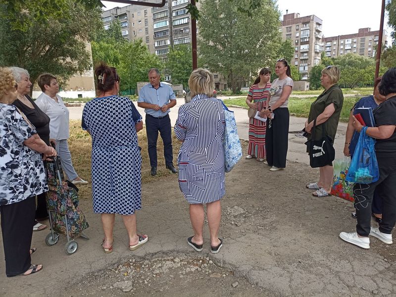 Заместитель главы администрации города Енакиево Божик С.А. провел личный прием граждан и сход граждан.