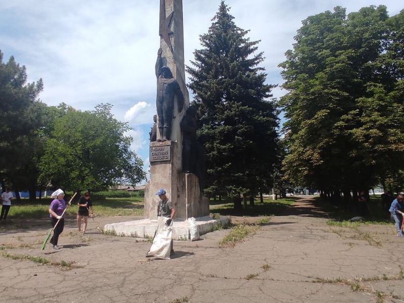 Прошла уборка территории Монумента Комсомольской славы.