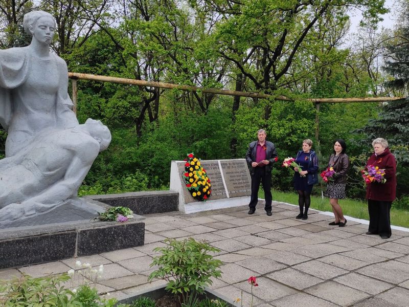 Возложение цветов к памятным знакам, мемориальным доскам и памятникам, расположенным на территории Булавинской поселковой администрации.