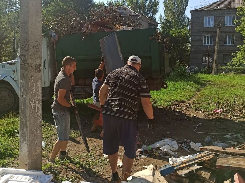 МУП города Енакиево были выполнены мероприятия по приведению в надлежащее санитарное состояние территорий.