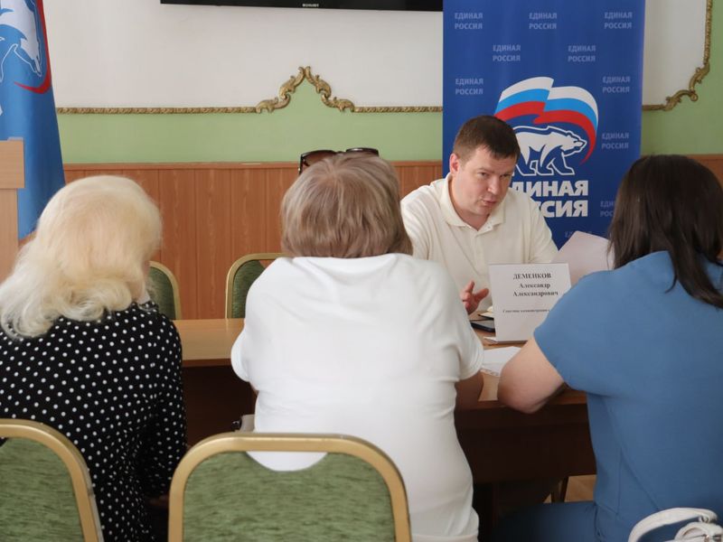Советник администрации города Енакиево Александр Деменков провел прием граждан.