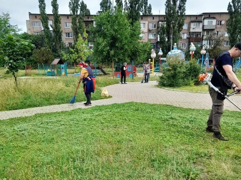 МУП города Енакиево были выполнены мероприятия по приведению в надлежащее санитарное состояние территорий.