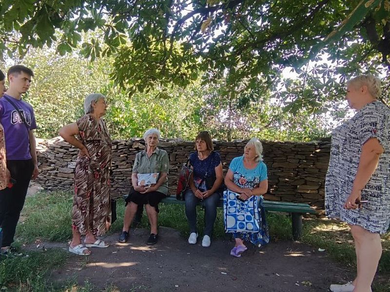 Управляющий делами Ольховатской поселковой администрации Гуреева Е.А. провела сход граждан.