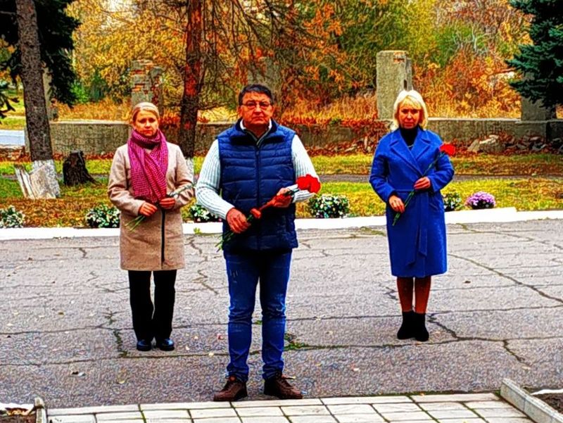 В городе Юнокоммунаровске состоялось торжественное возложение цветов к братской могиле советских воинов и партизан.