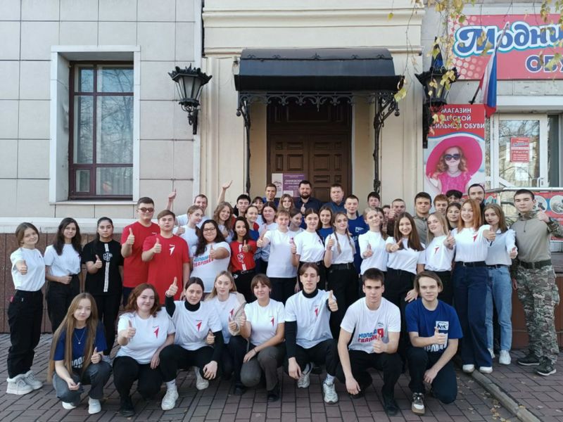 Глава муниципального образования городского округа Енакиево Храменков Р.А. пообщался с представителями молодежных организаций.