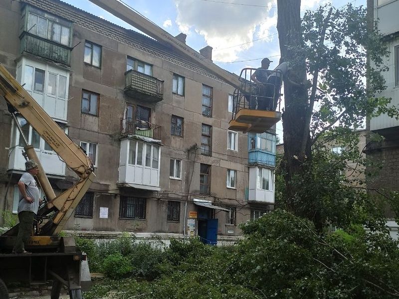 МУП города Енакиево были выполнены мероприятия по приведению в надлежащее санитарное состояние территорий.