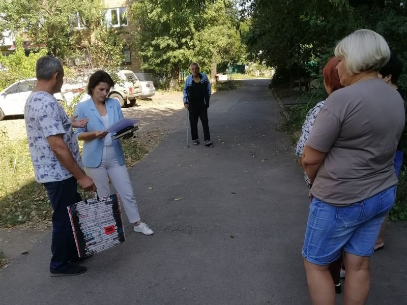 Управляющий делами администрации города Енакиево Стасенко Л.П. провела личный прием граждан и сходы граждан.