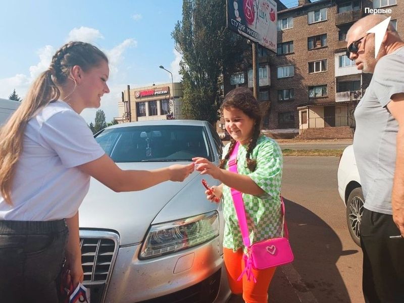 Раздача лент в цветах флага Российской Федерации на улицах Енакиево.