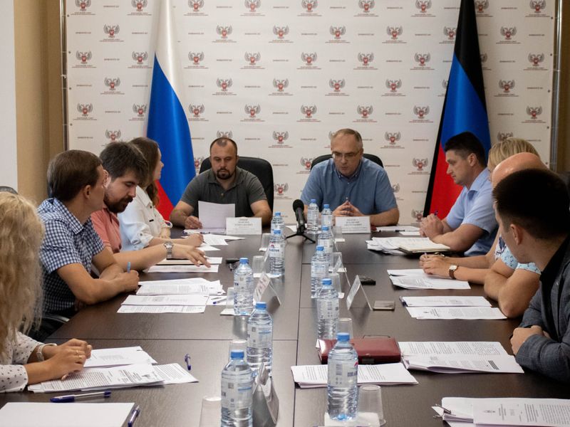 В Народном Совете обсудили вопросы инвестиционной привлекательности региона и его интеграции в правовое поле России.