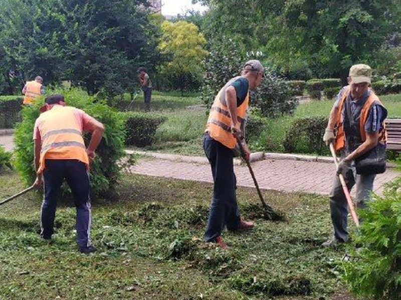 МУП города Енакиево были выполнены мероприятия по приведению в надлежащее санитарное состояние территорий.