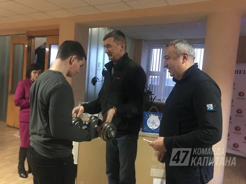 Парень из Енакиево получил подарок от губернатора Ленобласти.