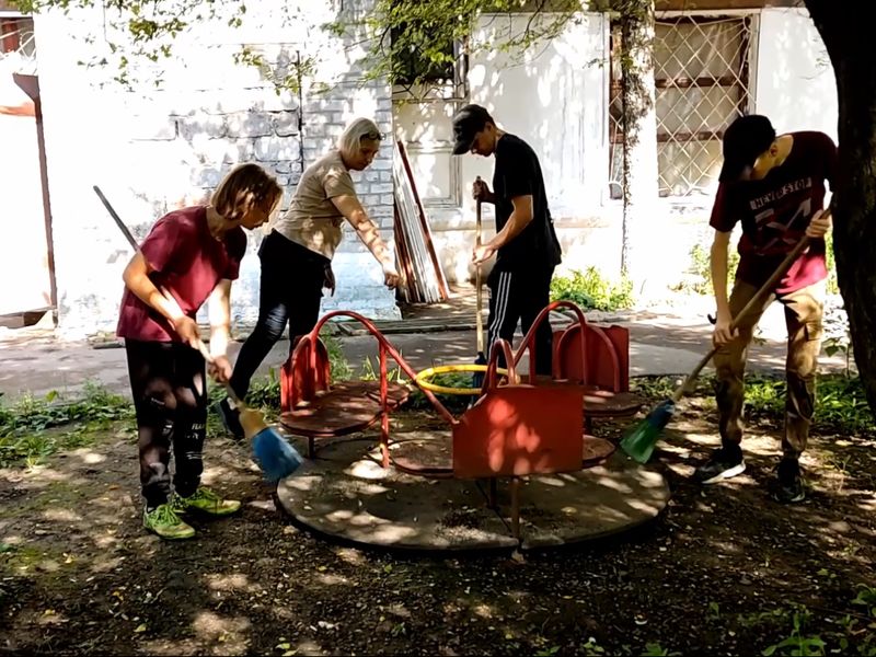 Школьники Енакиево с пользой проводят лето!.