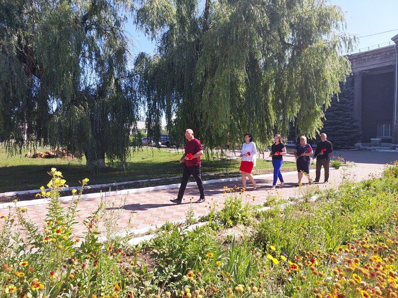 В городе Углегорске состоялись митинг и возложение цветов к памятнику погибшим воинам.