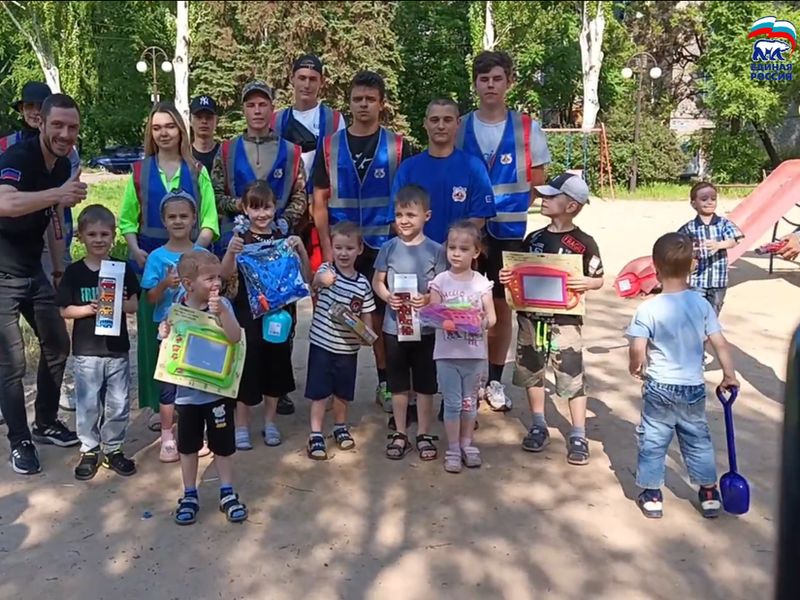 Активисты местного штаба Народной Дружины города Енакиево провели раздачу детских игрушек.