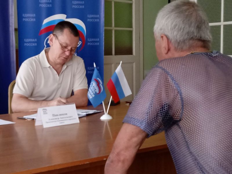 Председатель Енакиевского городского совета ДНР Александр Анатольевич Павлюков провел прием граждан.