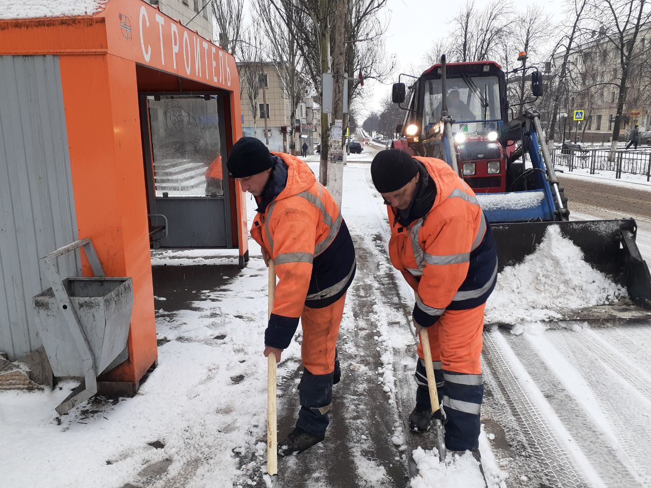 Коммунальные службы городского округа Енакиево приступили к активной работе по расчистке городских территорий от снега .