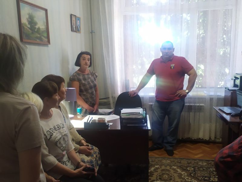 Состоялась выездная встреча главы Карло-Марксовской поселковой администрации Бутова И.Н. с трудовым коллективом.