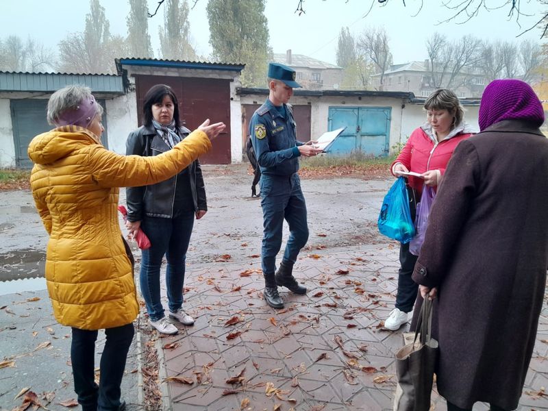 Управляющим делами администрации города Углегорска Багно Т.А. проведена встреча с жителями дома № 9.