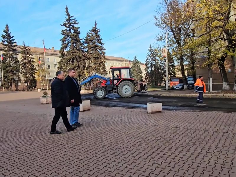 Благоустройство дорог городского округа Енакиево продолжается.