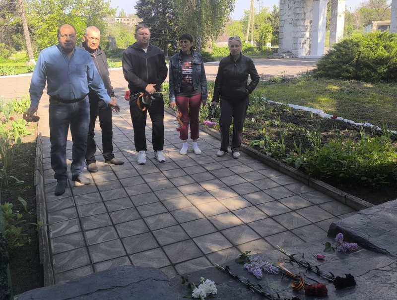 Почтение памяти героев: Цветы к братской могиле партизан в Енакиево.
