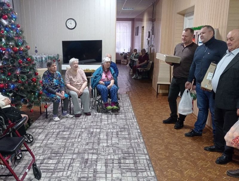 Депутаты Енакиевского городского совета посетили МБУ «Территориальный центр социального обслуживания» администрации г. Енакиево.