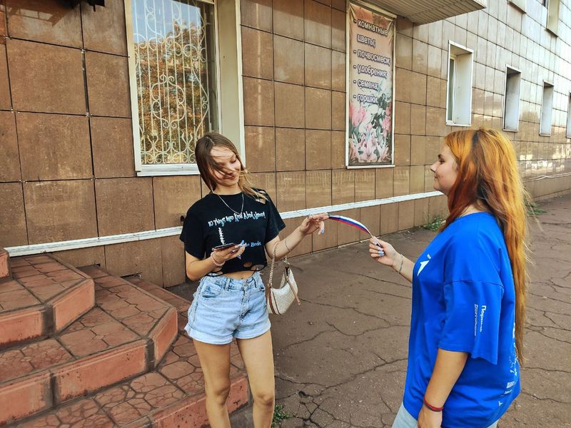 Активисты общественных молодёжных организаций городского округа Енакиево приняли участие в патриотической акции «День флага».