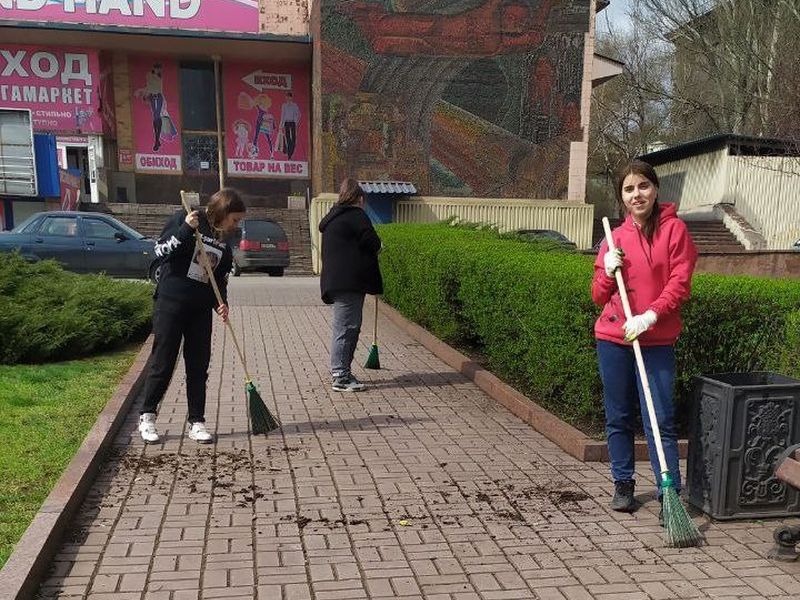 В городе Енакиево и прилегающих населенных пунктах состоялся общереспубликанский субботник.