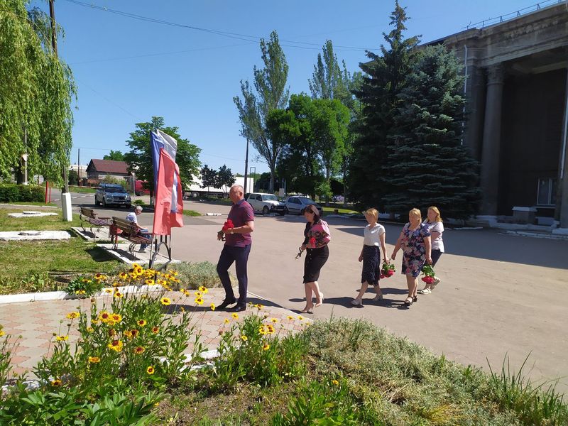 В городе Углегорске состоялось возложение цветов, приуроченное ко Дню памяти и скорби.