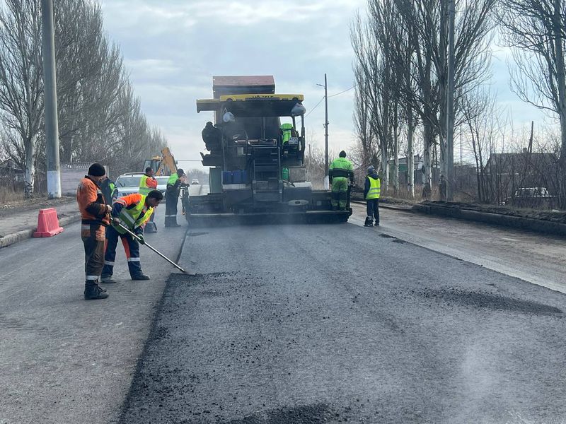 В Енакиево продолжаются работы по ремонту дорожного полотна.