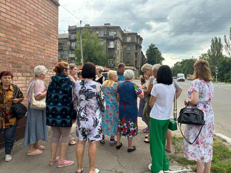 Заместитель главы администрации города Енакиево Витрук И.В. провел выездной прием и встречу с жителями города.