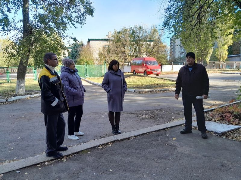 Управляющим делами администрации города Углегорска Багно Т.А. была проведена встреча с жителями дома.