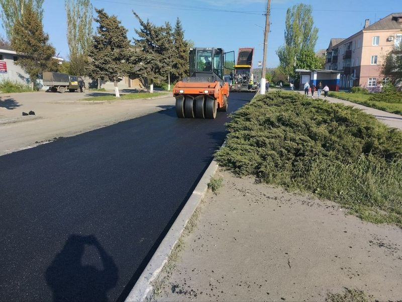 В городе Юнокоммунаровске ведутся работы по укладке дорожного покрытия.