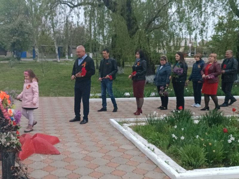 В городе Углегорске, в честь празднования Дня Победы, на площади ЦКИД было проведена церемония возложения цветов.