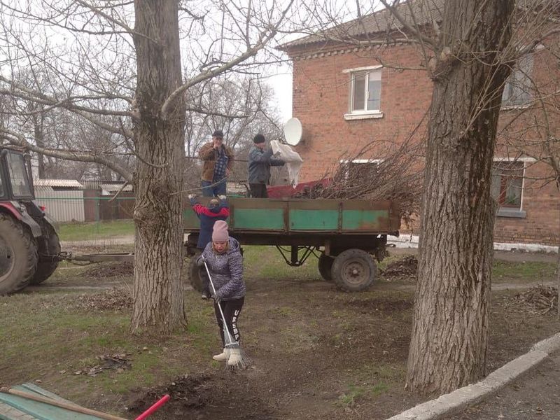 МУП города Енакиево были выполнены мероприятия по приведению в надлежащее санитарное состояние территорий.