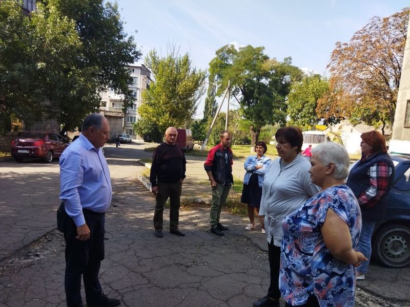 Заместитель главы администрации города Енакиево Божик С.А. провел выездной прием и сходы граждан.