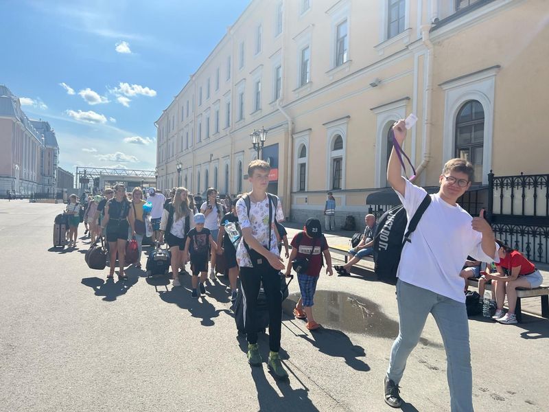 В Ленобласть на оздоровление и отдых приехала новая группа детей из Енакиево.