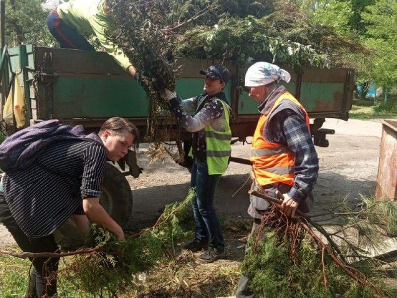 МУП города Енакиево были выполнены мероприятия по приведению в надлежащее санитарное состояние территорий.