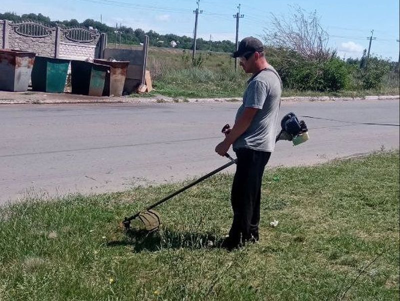 Муниципальными унитарными предприятиями проведен покос травы.